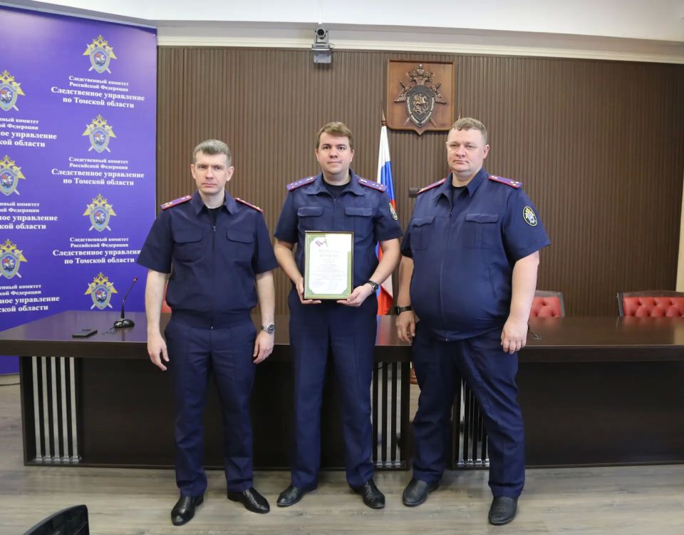 Исполняющий обязанности руководителя регионального следственного управления Святослав Горячев вручил награду следователю по особо важным делам Максиму Кустову Исполняющий обязанности руководителя регионального следственного управления Святослав Горячев вручил награду следователю по особо важным делам Максиму Кустову
