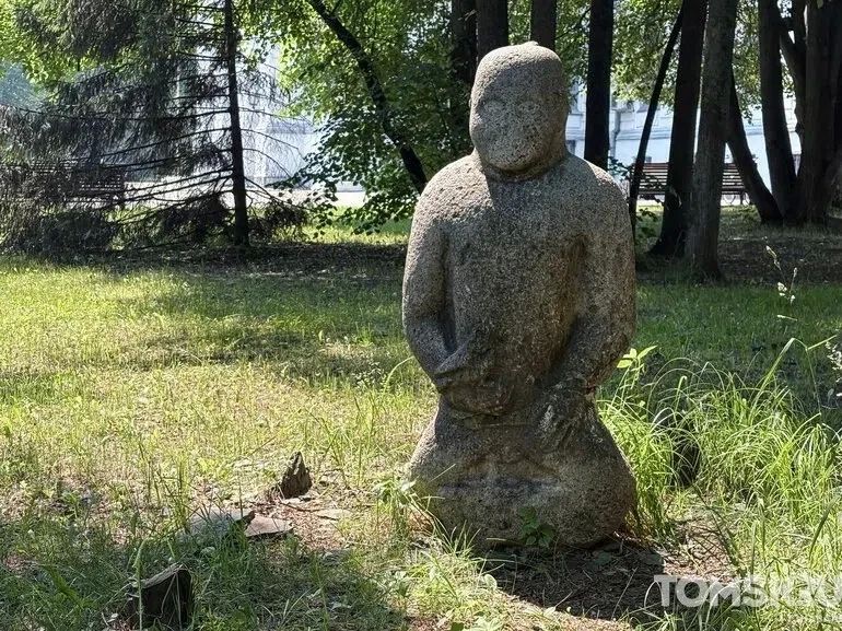 Смайлик, который пережил десятилетия, скоро исчезнет с каменной бабы в роще ТГУ Смайлик, который пережил десятилетия, скоро исчезнет с каменной бабы в роще ТГУ