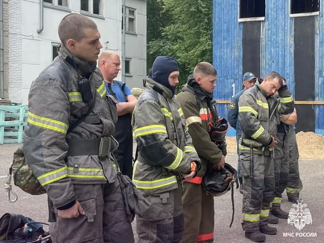Отработали на практике. В период с 15 по 19 июня личным составом боевых активов Главного управления проведены практические занятия с личным составом дежурных караулов пожарно-спасательных подразделений Томского... Отработали на практике. В период с 15 по 19 июня личным составом боевых активов Главного управления проведены практические занятия с личным составом дежурных караулов пожарно-спасательных подразделений Томского...