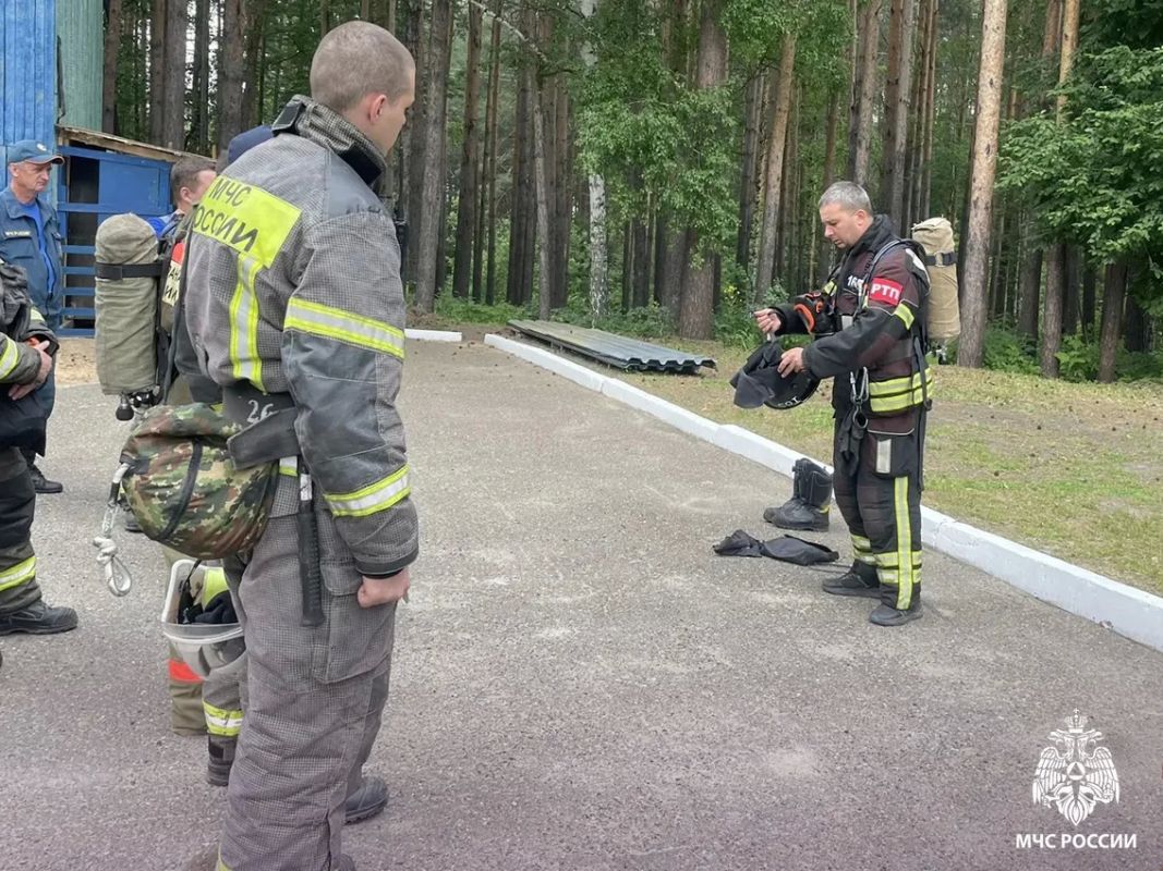 Отработали на практике. В период с 15 по 19 июня личным составом боевых активов Главного управления проведены практические занятия с личным составом дежурных караулов пожарно-спасательных подразделений Томского... Отработали на практике. В период с 15 по 19 июня личным составом боевых активов Главного управления проведены практические занятия с личным составом дежурных караулов пожарно-спасательных подразделений Томского...