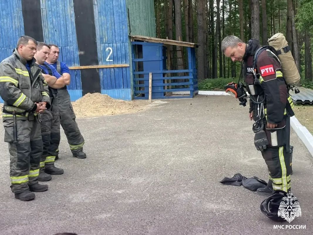 Отработали на практике. В период с 15 по 19 июня личным составом боевых активов Главного управления проведены практические занятия с личным составом дежурных караулов пожарно-спасательных подразделений Томского... Отработали на практике. В период с 15 по 19 июня личным составом боевых активов Главного управления проведены практические занятия с личным составом дежурных караулов пожарно-спасательных подразделений Томского...