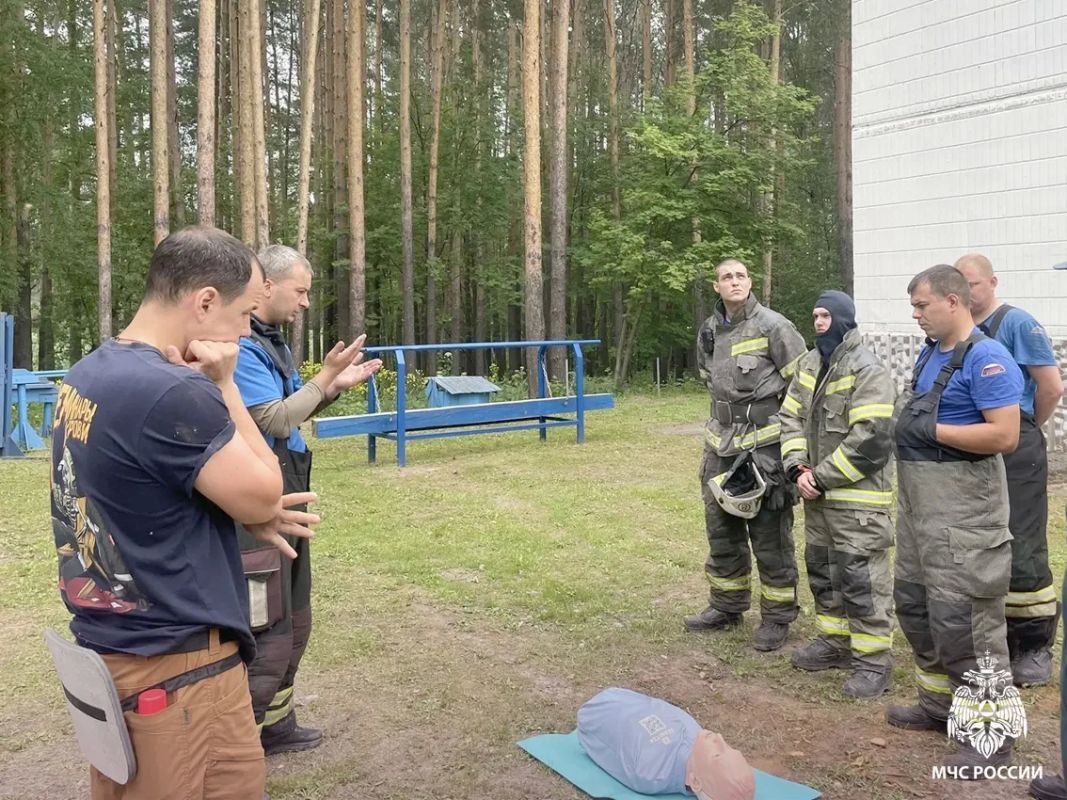 Отработали на практике. В период с 15 по 19 июня личным составом боевых активов Главного управления проведены практические занятия с личным составом дежурных караулов пожарно-спасательных подразделений Томского... Отработали на практике. В период с 15 по 19 июня личным составом боевых активов Главного управления проведены практические занятия с личным составом дежурных караулов пожарно-спасательных подразделений Томского...