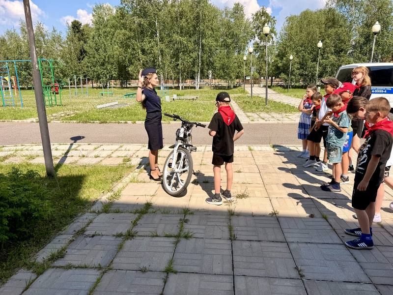 Инспекторы совместно со специалистами местного отделения Движения Первых провели познавательное мероприятие для детей на летних площадках дневного пребывания в селе Новоюгино Каргасокского района Инспекторы совместно со специалистами местного отделения Движения Первых провели познавательное мероприятие для детей на летних площадках дневного пребывания в селе Новоюгино Каргасокского района