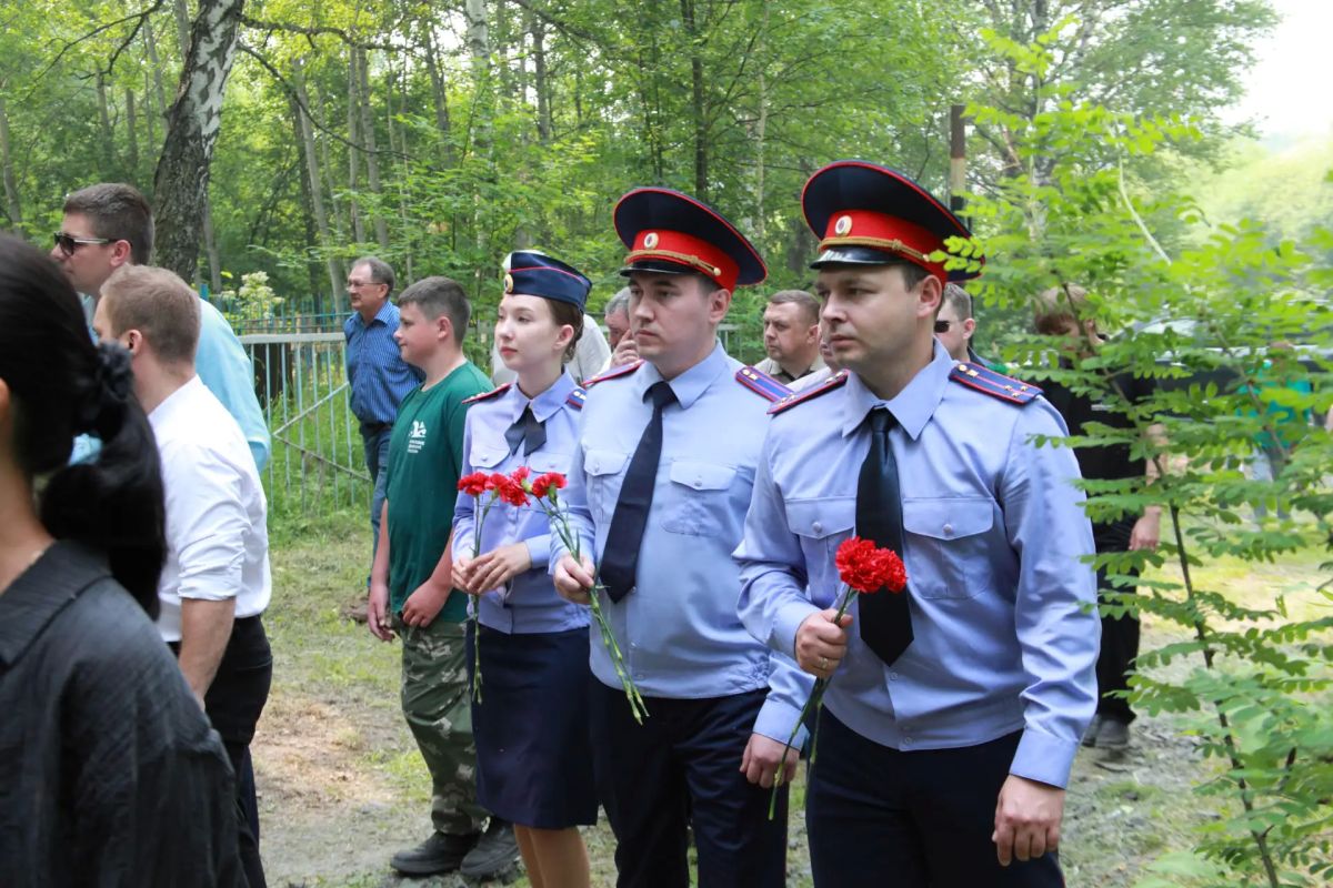 В Томской области сотрудники регионального следственного управления приняли участие церемонии захоронения останков бойца Красной Армии В Томской области сотрудники регионального следственного управления приняли участие церемонии захоронения останков бойца Красной Армии