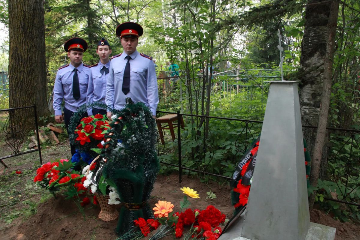 В Томской области сотрудники регионального следственного управления приняли участие церемонии захоронения останков бойца Красной Армии В Томской области сотрудники регионального следственного управления приняли участие церемонии захоронения останков бойца Красной Армии