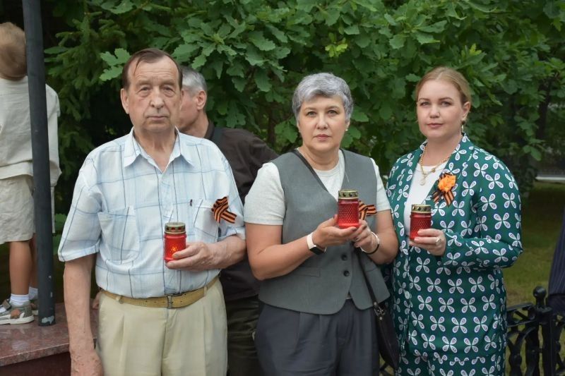 Накануне руководители подразделений УМВД России по ЗАТО г. Северск совместно с общественниками и представителями Совета ветеранов присоединились к ежегодной Всероссийской акции «Свеча памяти» и почтили погибших в Великой... Накануне руководители подразделений УМВД России по ЗАТО г. Северск совместно с общественниками и представителями Совета ветеранов присоединились к ежегодной Всероссийской акции «Свеча памяти» и почтили погибших в Великой...