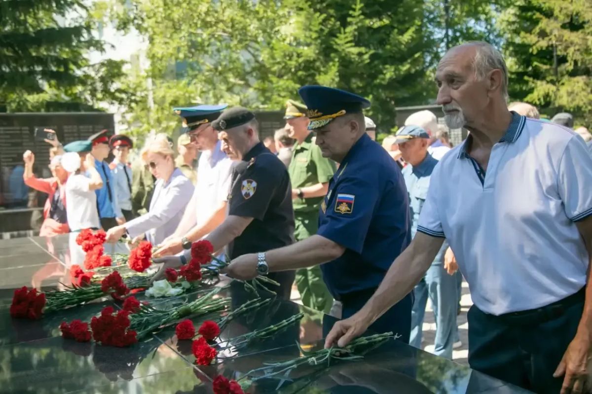 В Томске в День ветеранов боевых действий губернатор Томской области, депутаты Законодательной думы, ветераны, участники СВО с семьями, представители общественных организаций, волонтеры, томичи почтили память погибших за... В Томске в День ветеранов боевых действий губернатор Томской области, депутаты Законодательной думы, ветераны, участники СВО с семьями, представители общественных организаций, волонтеры, томичи почтили память погибших за...