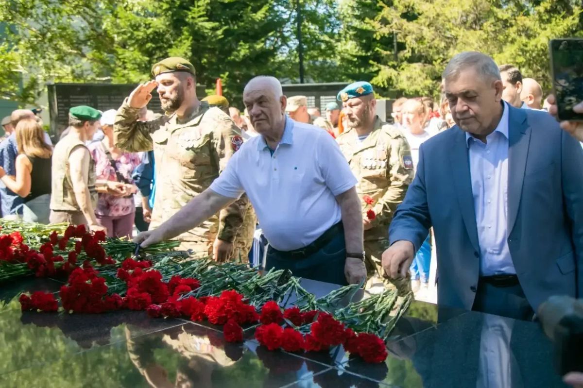 В Томске в День ветеранов боевых действий губернатор Томской области, депутаты Законодательной думы, ветераны, участники СВО с семьями, представители общественных организаций, волонтеры, томичи почтили память погибших за... В Томске в День ветеранов боевых действий губернатор Томской области, депутаты Законодательной думы, ветераны, участники СВО с семьями, представители общественных организаций, волонтеры, томичи почтили память погибших за...
