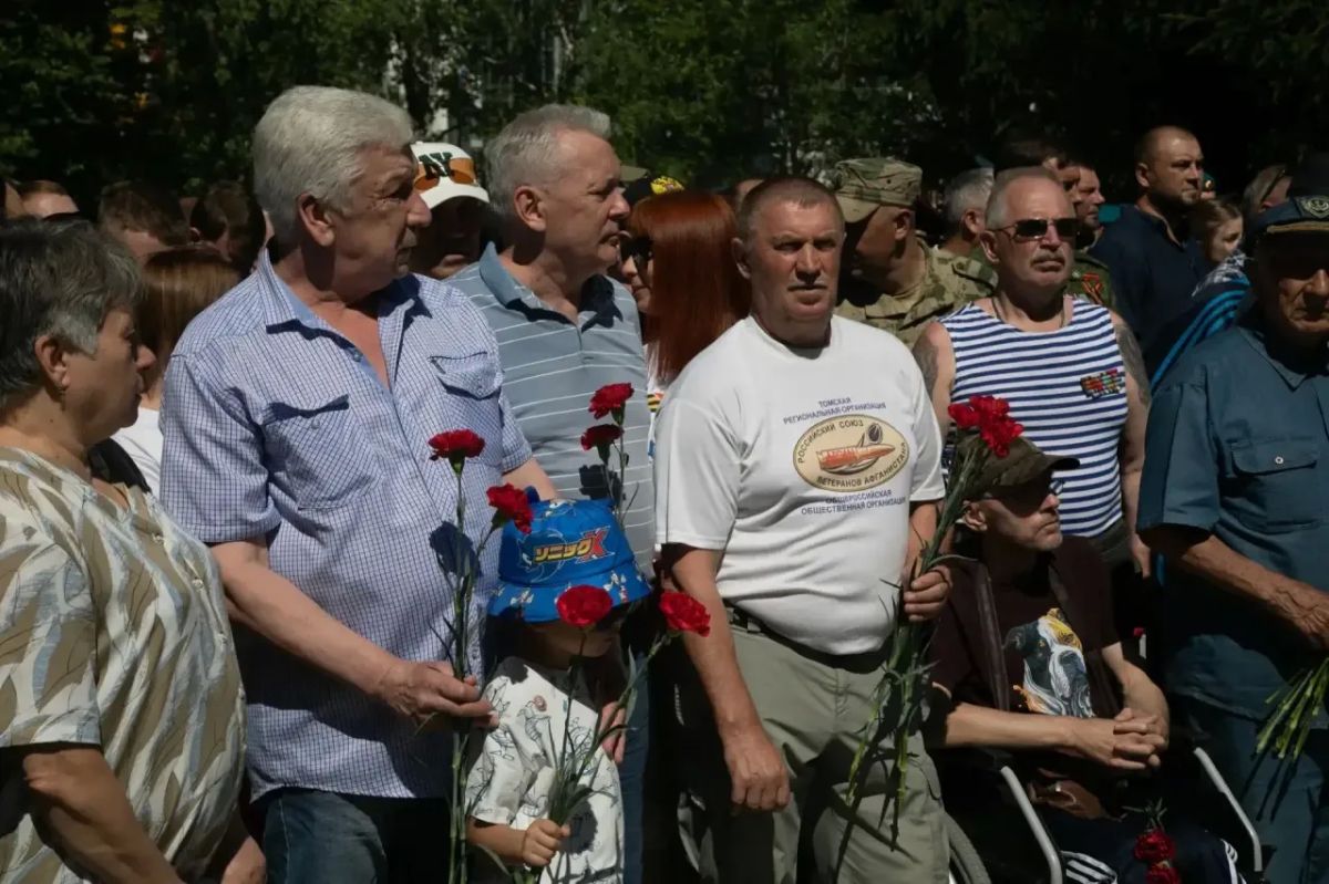 В Томске в День ветеранов боевых действий губернатор Томской области, депутаты Законодательной думы, ветераны, участники СВО с семьями, представители общественных организаций, волонтеры, томичи почтили память погибших за... В Томске в День ветеранов боевых действий губернатор Томской области, депутаты Законодательной думы, ветераны, участники СВО с семьями, представители общественных организаций, волонтеры, томичи почтили память погибших за...