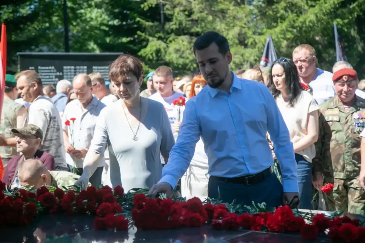 В Томске в День ветеранов боевых действий губернатор Томской области, депутаты Законодательной думы, ветераны, участники СВО с семьями, представители общественных организаций, волонтеры, томичи почтили память погибших за... В Томске в День ветеранов боевых действий губернатор Томской области, депутаты Законодательной думы, ветераны, участники СВО с семьями, представители общественных организаций, волонтеры, томичи почтили память погибших за...