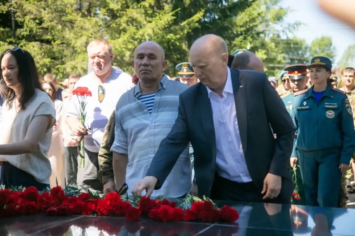 В Томске в День ветеранов боевых действий губернатор Томской области, депутаты Законодательной думы, ветераны, участники СВО с семьями, представители общественных организаций, волонтеры, томичи почтили память погибших за... В Томске в День ветеранов боевых действий губернатор Томской области, депутаты Законодательной думы, ветераны, участники СВО с семьями, представители общественных организаций, волонтеры, томичи почтили память погибших за...