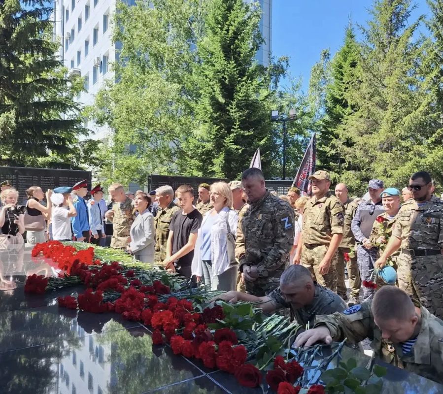 В Томске в День ветеранов боевых действий губернатор Томской области, депутаты Законодательной думы, ветераны, участники СВО с семьями, представители общественных организаций, волонтеры, томичи почтили память погибших за... В Томске в День ветеранов боевых действий губернатор Томской области, депутаты Законодательной думы, ветераны, участники СВО с семьями, представители общественных организаций, волонтеры, томичи почтили память погибших за...