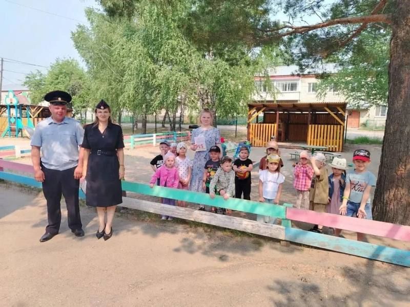 Сотрудники отделения уголовного розыска ОМВД России по Кривошеинскому району, пропагандируя здоровый образ жизни, провели для самых маленьких ребят средней группы детского сада "Берёзка" бодрую зарядку на свежем воздухе Сотрудники отделения уголовного розыска ОМВД России по Кривошеинскому району, пропагандируя здоровый образ жизни, провели для самых маленьких ребят средней группы детского сада "Берёзка" бодрую зарядку на свежем воздухе