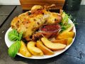 Запеченная утка с брусничным соусом: идеальное блюдо для праздников
