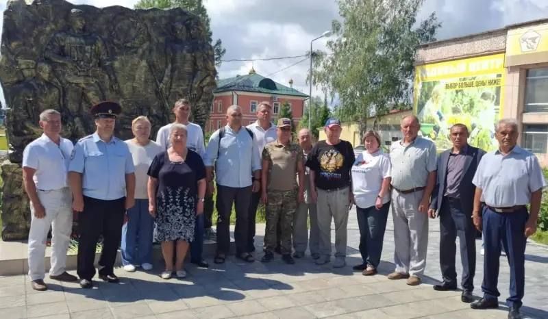 В мероприятии, состоявшемся на площади у памятного знака «Участникам боевых действий, погибшим при исполнении воинского долга», приняли участие представители Общественного совета ОМВД России по Колпашевскому району, ветераны... В мероприятии, состоявшемся на площади у памятного знака «Участникам боевых действий, погибшим при исполнении воинского долга», приняли участие представители Общественного совета ОМВД России по Колпашевскому району, ветераны...