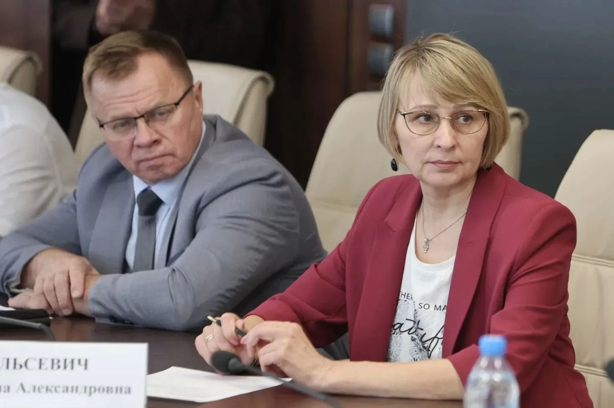 Владимир Мазур: С участием прокурора области, главного федерального инспектора в регионе, руководства управления Федеральной антимонопольной службы, представителей топливозаправочного комплекса, глав городов и районов... Владимир Мазур: С участием прокурора области, главного федерального инспектора в регионе, руководства управления Федеральной антимонопольной службы, представителей топливозаправочного комплекса, глав городов и районов...
