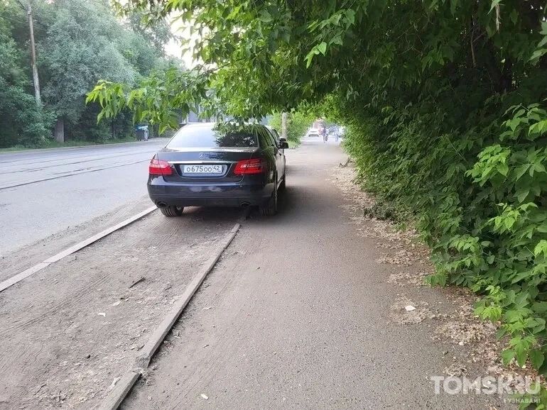 Мастера томской парковки: невозможные преграды или самокатный лабиринт Мастера томской парковки: невозможные преграды или самокатный лабиринт