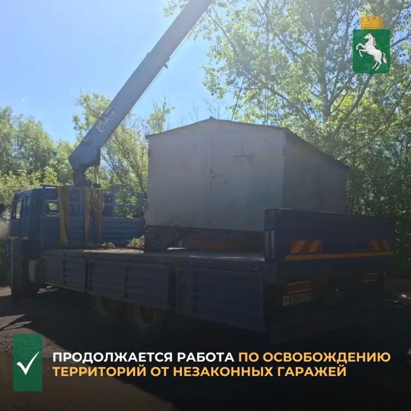 Подрядная организация администрации Кировского района демонтировала самовольно установленные гаражи, расположенные в рядом со стадионом школы № 35 по ул. Богдана Хмельницкого
