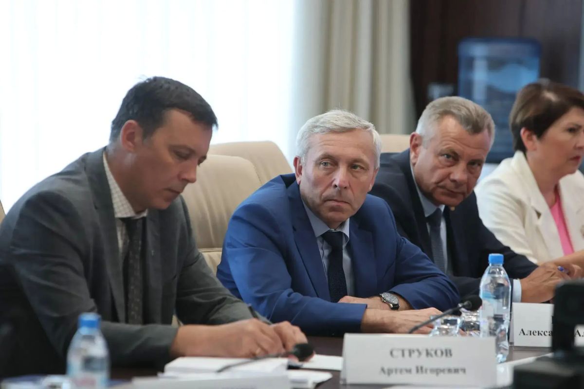 Владимир Мазур: С участием прокурора области, главного федерального инспектора в регионе, руководства управления Федеральной антимонопольной службы, представителей топливозаправочного комплекса, глав городов и районов... Владимир Мазур: С участием прокурора области, главного федерального инспектора в регионе, руководства управления Федеральной антимонопольной службы, представителей топливозаправочного комплекса, глав городов и районов...