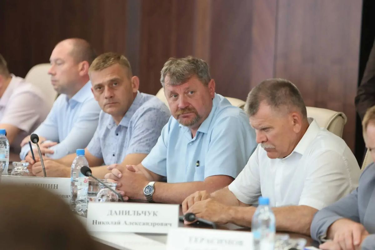 Владимир Мазур: С участием прокурора области, главного федерального инспектора в регионе, руководства управления Федеральной антимонопольной службы, представителей топливозаправочного комплекса, глав городов и районов... Владимир Мазур: С участием прокурора области, главного федерального инспектора в регионе, руководства управления Федеральной антимонопольной службы, представителей топливозаправочного комплекса, глав городов и районов...