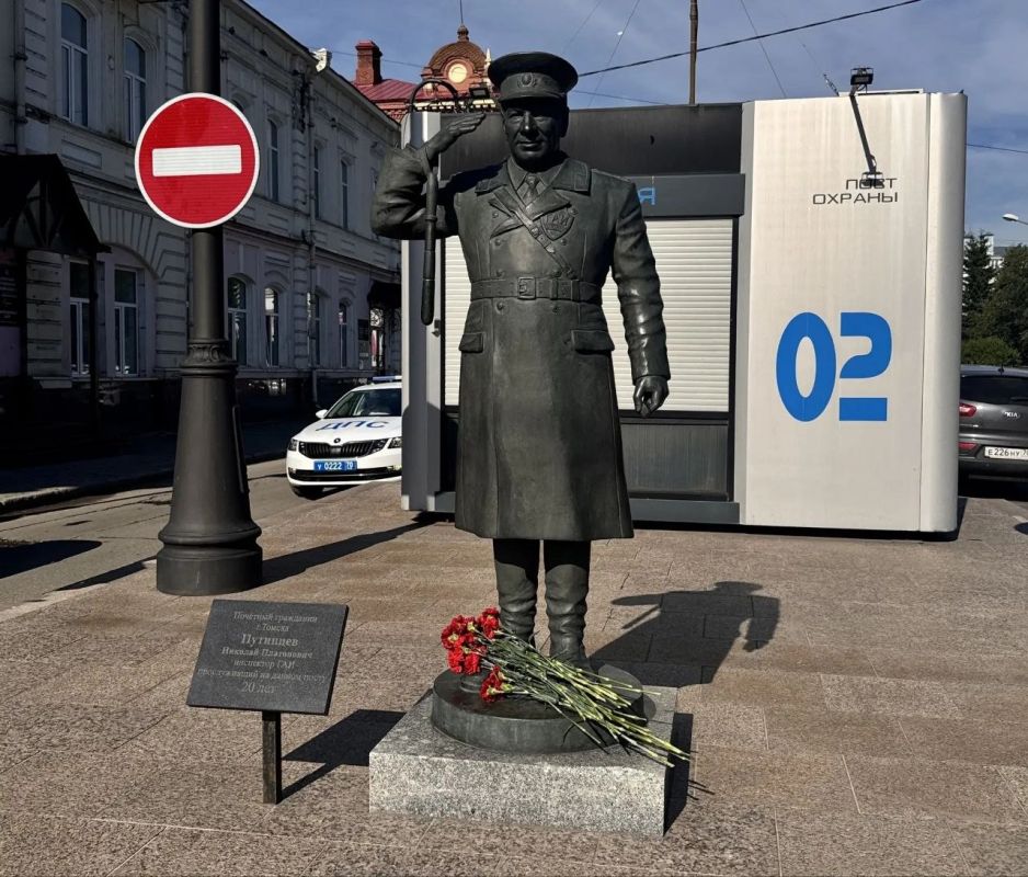 В день 90-летия Госавтоинспекции личный состав томской Госавтоинспекции принял участие в торжественной церемонии возложения цветов к памятнику легендарному томскому регулировщику Николаю Путинцеву, а также к мемориальной... В день 90-летия Госавтоинспекции личный состав томской Госавтоинспекции принял участие в торжественной церемонии возложения цветов к памятнику легендарному томскому регулировщику Николаю Путинцеву, а также к мемориальной...
