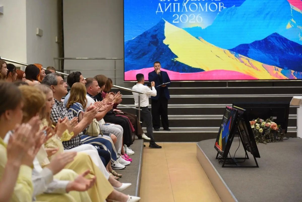 Вручение дипломов – 2026. В Томском губернаторском колледже культуры и искусств состоялась торжественная церемония вручения дипломов выпускникам Вручение дипломов – 2026. В Томском губернаторском колледже культуры и искусств состоялась торжественная церемония вручения дипломов выпускникам
