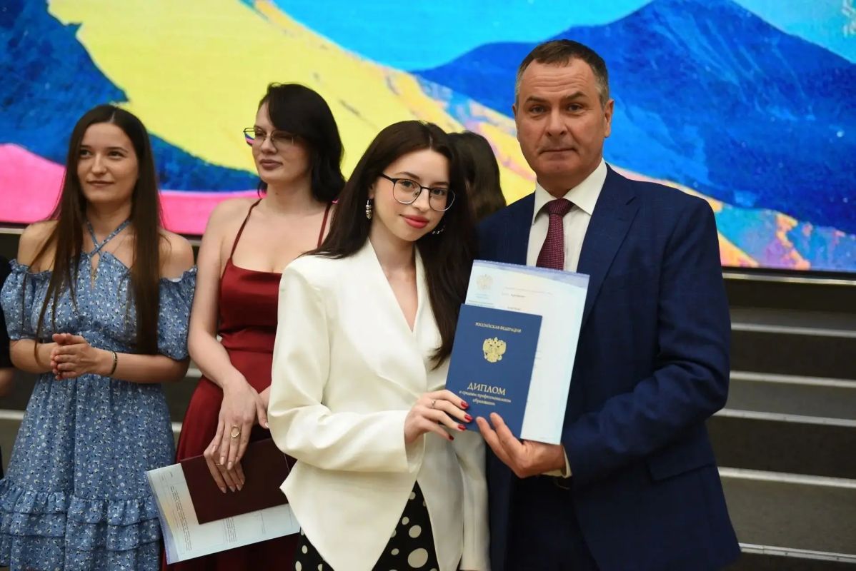 Вручение дипломов – 2026. В Томском губернаторском колледже культуры и искусств состоялась торжественная церемония вручения дипломов выпускникам Вручение дипломов – 2026. В Томском губернаторском колледже культуры и искусств состоялась торжественная церемония вручения дипломов выпускникам