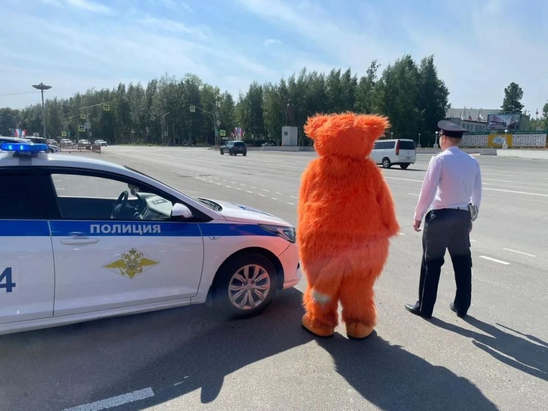 В городе Стрежевой состоялась акция, посвященная празднованию 90-летия со дня образования Госавтоинспекции В городе Стрежевой состоялась акция, посвященная празднованию 90-летия со дня образования Госавтоинспекции