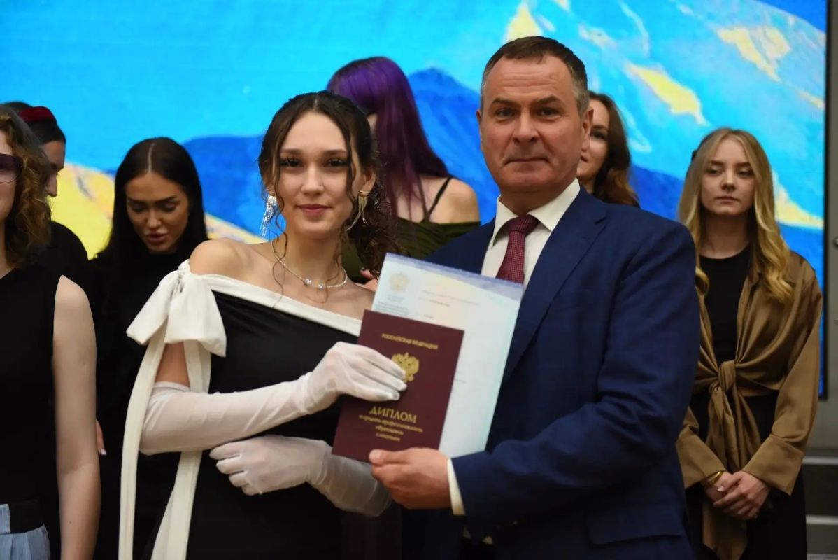 Вручение дипломов – 2026. В Томском губернаторском колледже культуры и искусств состоялась торжественная церемония вручения дипломов выпускникам Вручение дипломов – 2026. В Томском губернаторском колледже культуры и искусств состоялась торжественная церемония вручения дипломов выпускникам