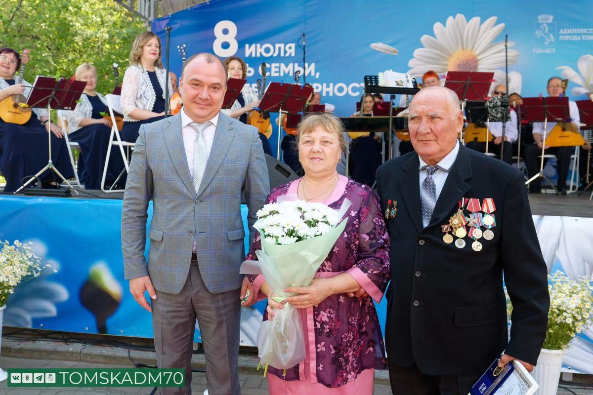 24 томские семьи получили награду «За любовь и верность» 24 томские семьи получили награду «За любовь и верность»