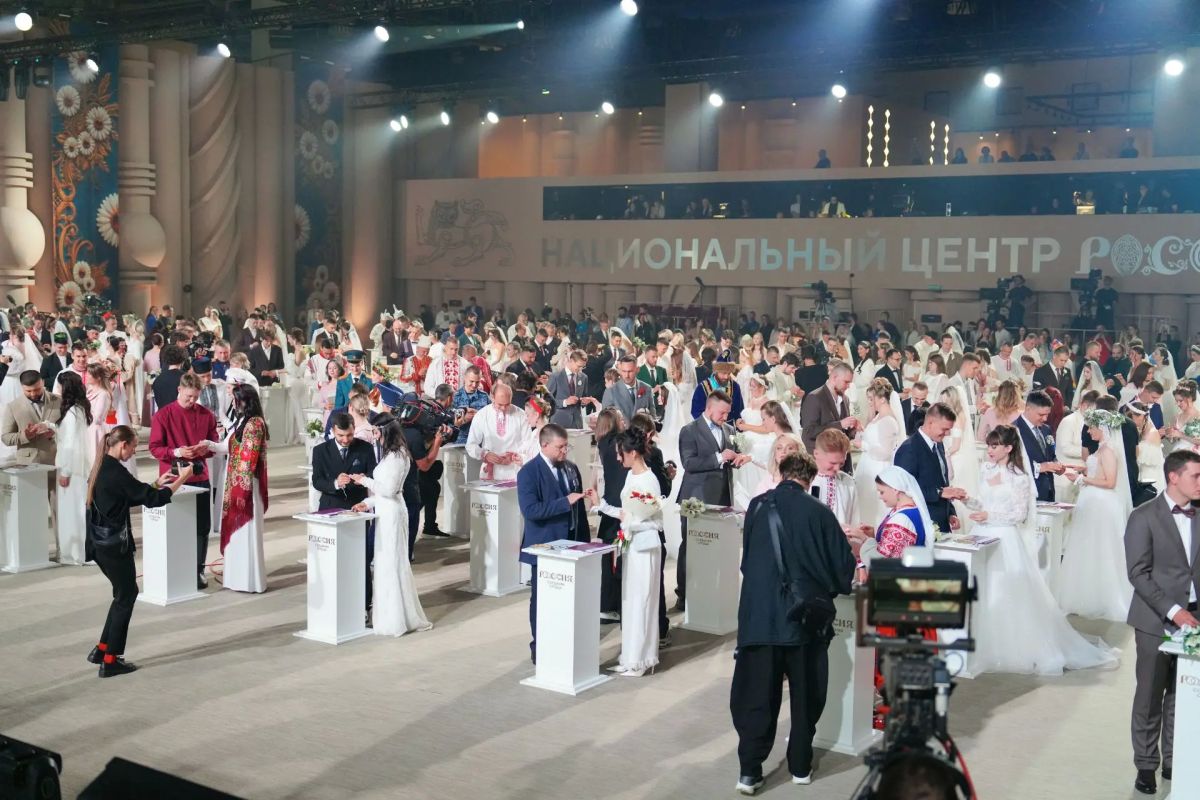 Две пары из Томской области поженились на Всероссийском свадебном фестивале Две пары из Томской области поженились на Всероссийском свадебном фестивале