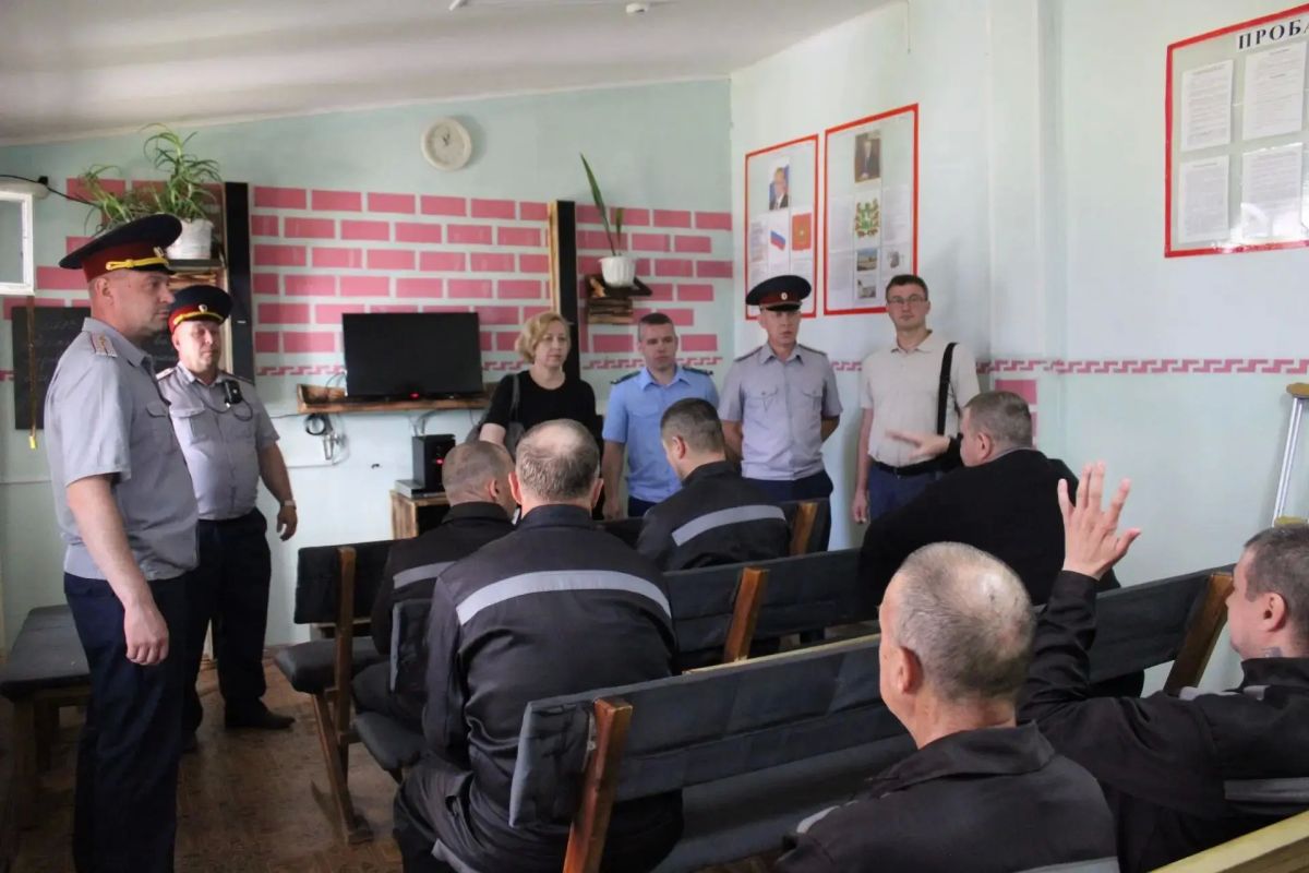 Томский прокурор по надзору за соблюдением законов в исправительных учреждениях области Илья Соколов вместе с региональным омбудсменом Еленой Карташовой посетили исправительную колонию № 3 Томский прокурор по надзору за соблюдением законов в исправительных учреждениях области Илья Соколов вместе с региональным омбудсменом Еленой Карташовой посетили исправительную колонию № 3
