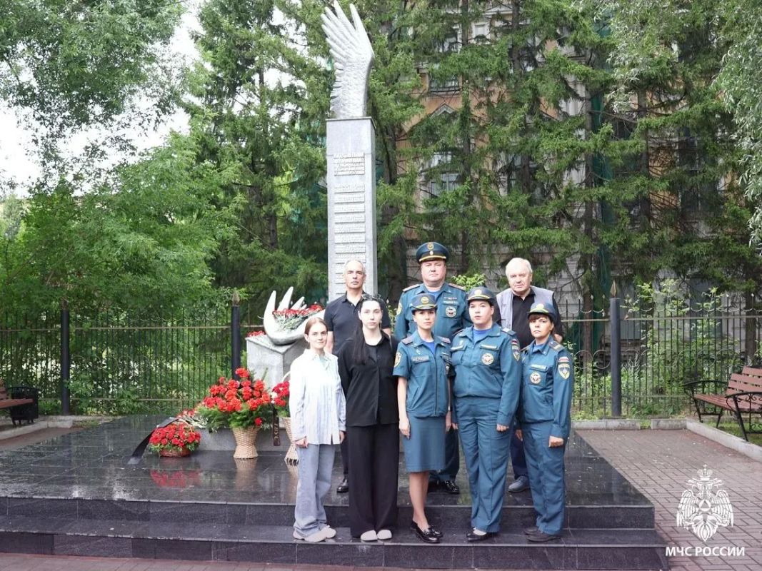 Сотрудники МЧС России почтили память погибших курсантов училища связи Сотрудники МЧС России почтили память погибших курсантов училища связи