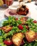 Салат с жареным сыром: пряная провокация для гурманов