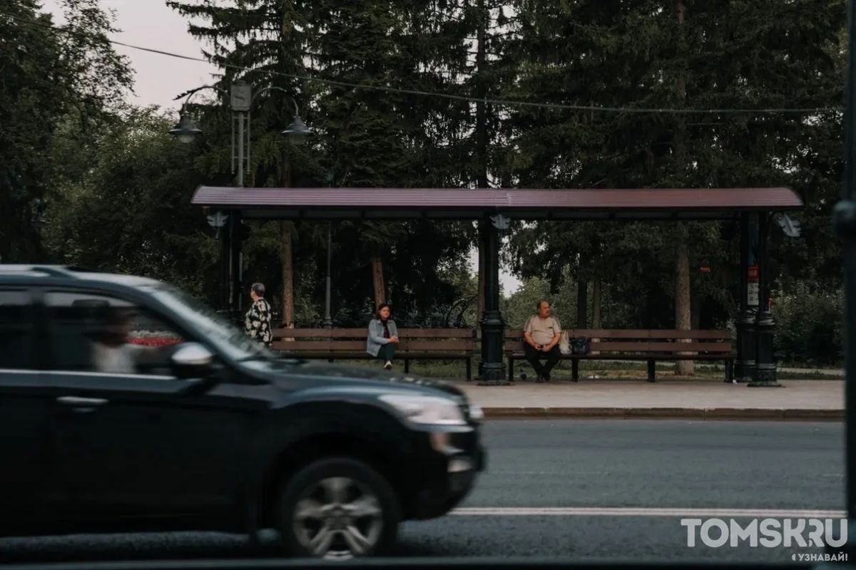 Томск ранним утром. Августовская прохлада, пустые улицы, первые прохожие, собаки на прогулке и город, который только начинает просыпаться Томск ранним утром. Августовская прохлада, пустые улицы, первые прохожие, собаки на прогулке и город, который только начинает просыпаться