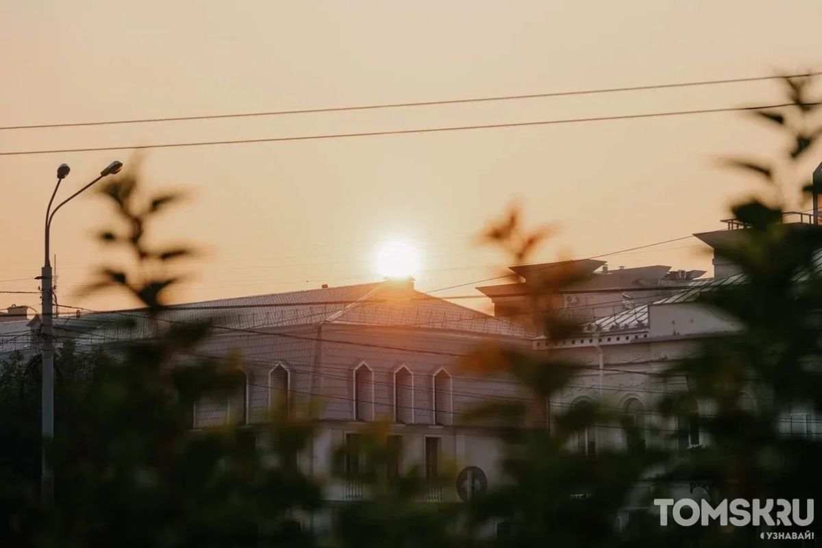 Томск ранним утром. Августовская прохлада, пустые улицы, первые прохожие, собаки на прогулке и город, который только начинает просыпаться Томск ранним утром. Августовская прохлада, пустые улицы, первые прохожие, собаки на прогулке и город, который только начинает просыпаться