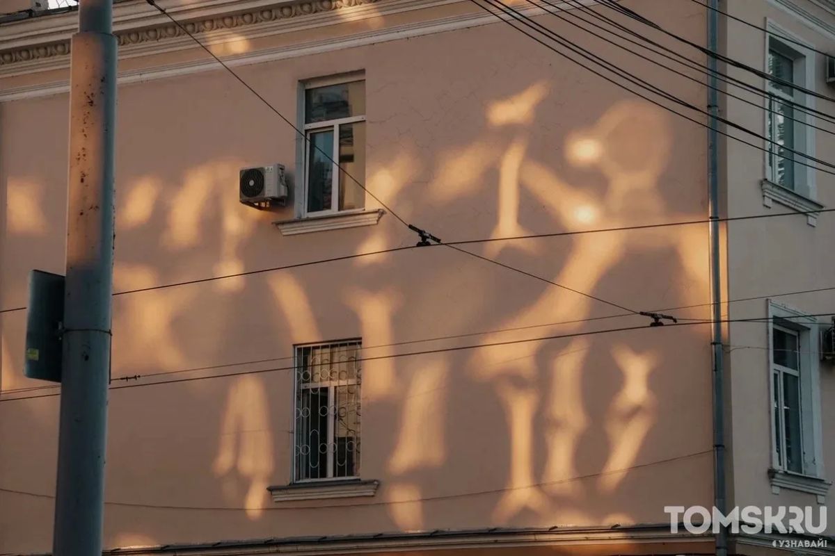 Томск ранним утром. Августовская прохлада, пустые улицы, первые прохожие, собаки на прогулке и город, который только начинает просыпаться Томск ранним утром. Августовская прохлада, пустые улицы, первые прохожие, собаки на прогулке и город, который только начинает просыпаться