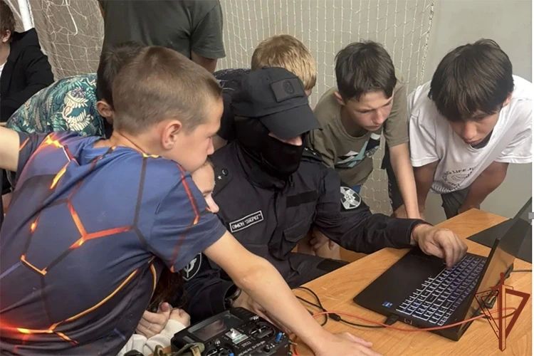 В год 10-летия образования Росгвардии и 215-летия войск правопорядка, а также в рамках всероссийской ведомственной акции «Каникулы с Росгвардией» военнослужащие и сотрудники Сибирского ордена Жукова округа войск национальной... В год 10-летия образования Росгвардии и 215-летия войск правопорядка, а также в рамках всероссийской ведомственной акции «Каникулы с Росгвардией» военнослужащие и сотрудники Сибирского ордена Жукова округа войск национальной...