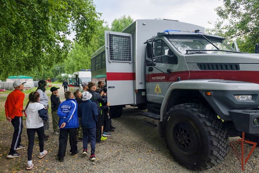 В год 10-летия образования Росгвардии и 215-летия войск правопорядка, а также в рамках всероссийской ведомственной акции «Каникулы с Росгвардией» военнослужащие и сотрудники Сибирского ордена Жукова округа войск национальной... В год 10-летия образования Росгвардии и 215-летия войск правопорядка, а также в рамках всероссийской ведомственной акции «Каникулы с Росгвардией» военнослужащие и сотрудники Сибирского ордена Жукова округа войск национальной...