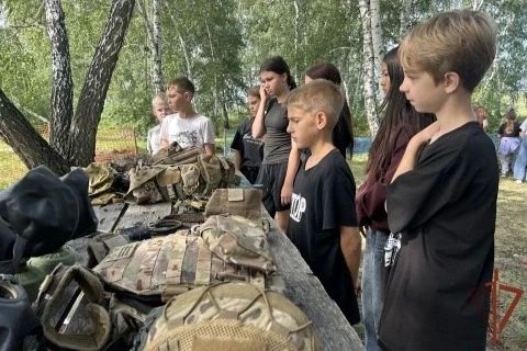В год 10-летия образования Росгвардии и 215-летия войск правопорядка, а также в рамках всероссийской ведомственной акции «Каникулы с Росгвардией» военнослужащие и сотрудники Сибирского ордена Жукова округа войск национальной... В год 10-летия образования Росгвардии и 215-летия войск правопорядка, а также в рамках всероссийской ведомственной акции «Каникулы с Росгвардией» военнослужащие и сотрудники Сибирского ордена Жукова округа войск национальной...