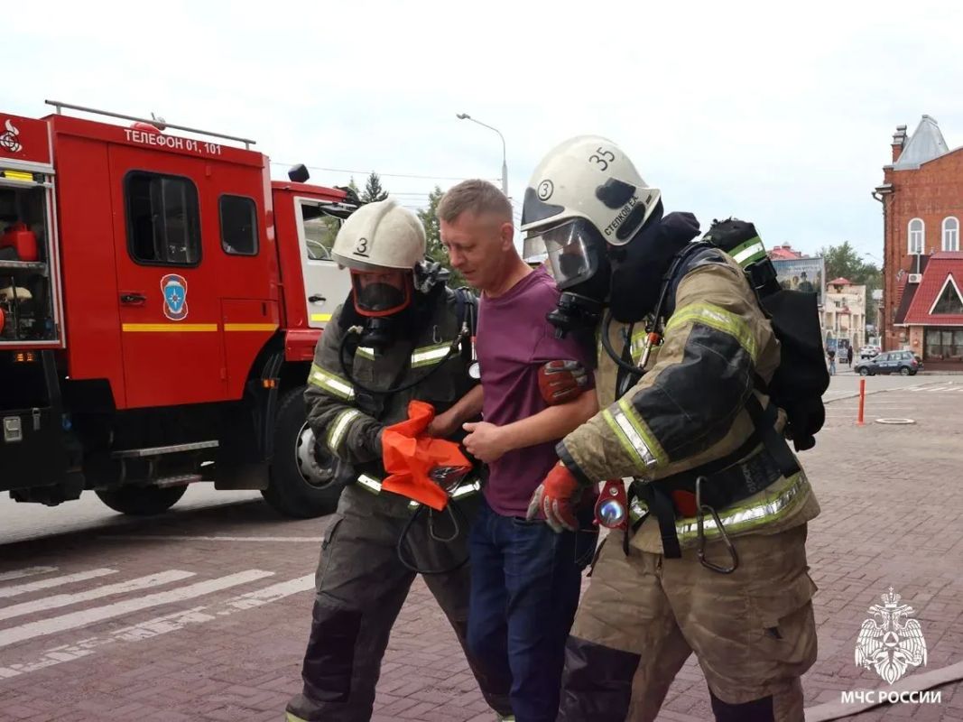 В центре Томска прошли пожарно-тактические учения: огнеборцы МЧС России спасли людей из «задымленного» универмага В центре Томска прошли пожарно-тактические учения: огнеборцы МЧС России спасли людей из «задымленного» универмага