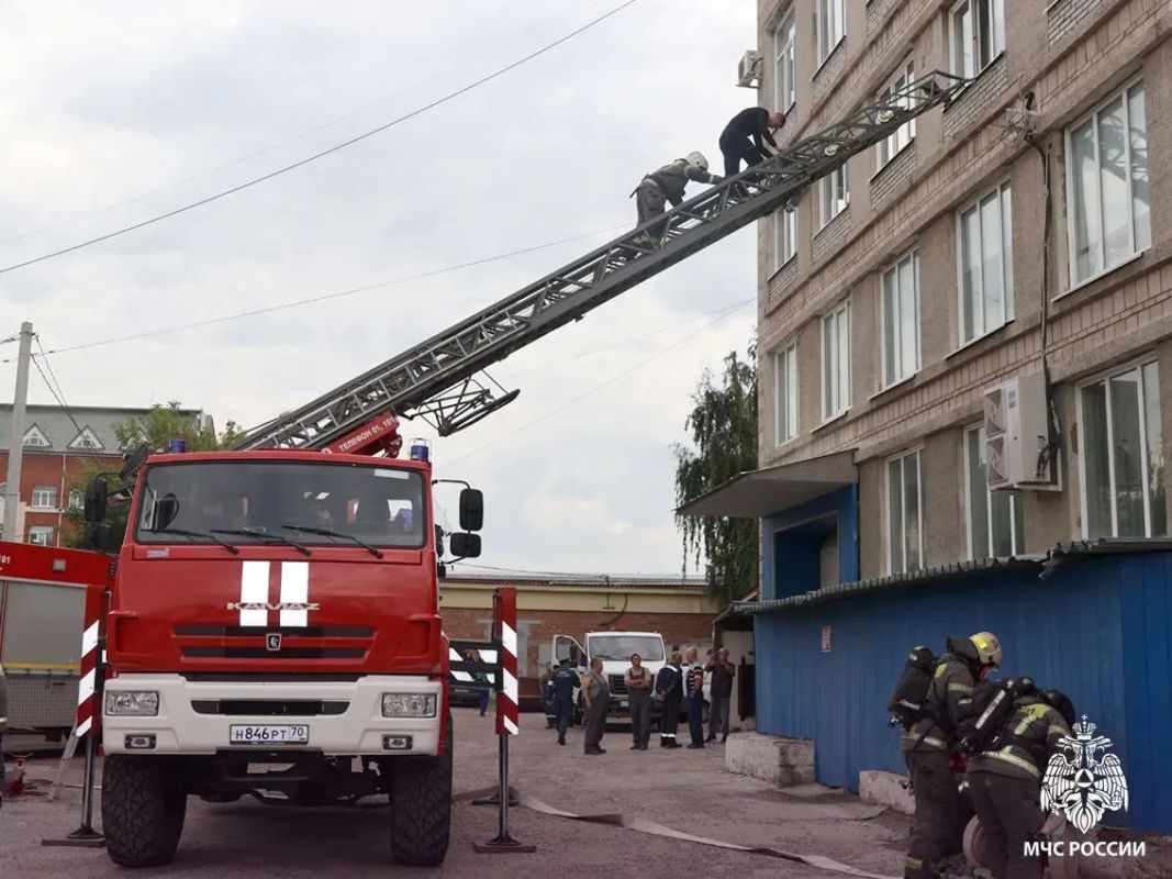 В центре Томска прошли пожарно-тактические учения: огнеборцы МЧС России спасли людей из «задымленного» универмага В центре Томска прошли пожарно-тактические учения: огнеборцы МЧС России спасли людей из «задымленного» универмага