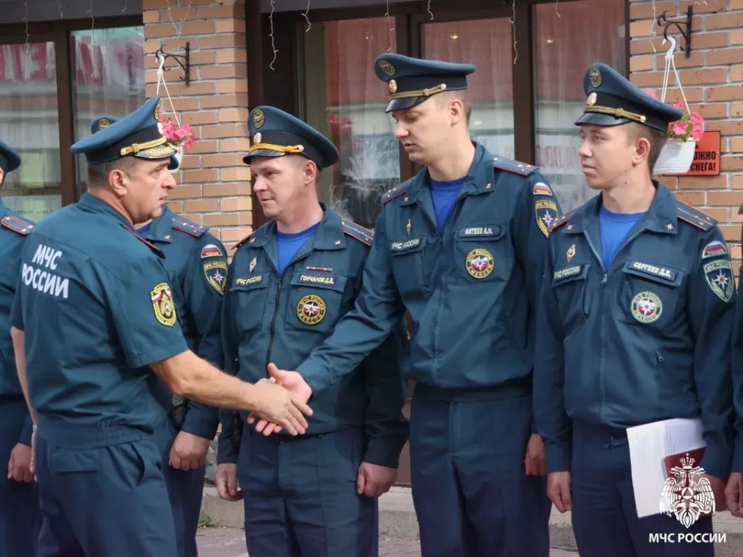 В центре Томска прошли пожарно-тактические учения: огнеборцы МЧС России спасли людей из «задымленного» универмага В центре Томска прошли пожарно-тактические учения: огнеборцы МЧС России спасли людей из «задымленного» универмага