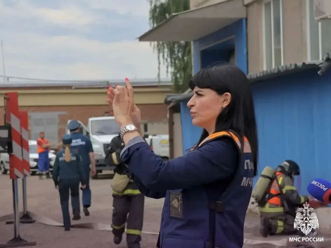 В центре Томска прошли пожарно-тактические учения: огнеборцы МЧС России спасли людей из «задымленного» универмага В центре Томска прошли пожарно-тактические учения: огнеборцы МЧС России спасли людей из «задымленного» универмага