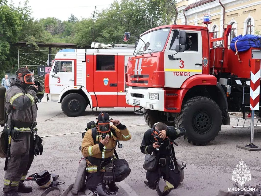 В центре Томска прошли пожарно-тактические учения: огнеборцы МЧС России спасли людей из «задымленного» универмага В центре Томска прошли пожарно-тактические учения: огнеборцы МЧС России спасли людей из «задымленного» универмага