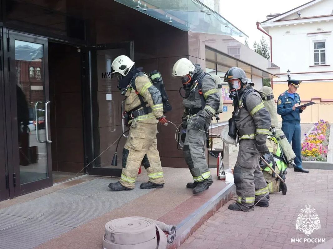 В центре Томска прошли пожарно-тактические учения: огнеборцы МЧС России спасли людей из «задымленного» универмага В центре Томска прошли пожарно-тактические учения: огнеборцы МЧС России спасли людей из «задымленного» универмага