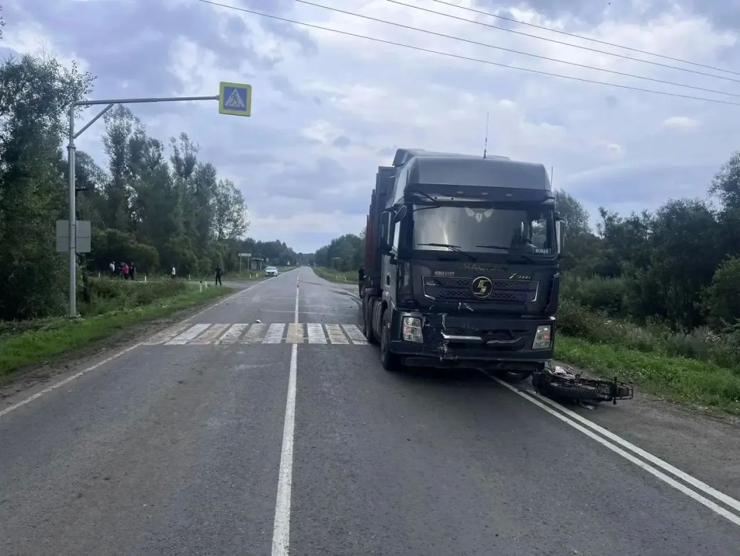 6 августа 2026 года около 18 часов 10 минут в Первомайском районе на 17 километре автомобильной дороги «Первомайское-Орехово» произошло столкновение грузового автомобиля «Шакман» в составе с прицепом и мотоцикла «Рейсер»