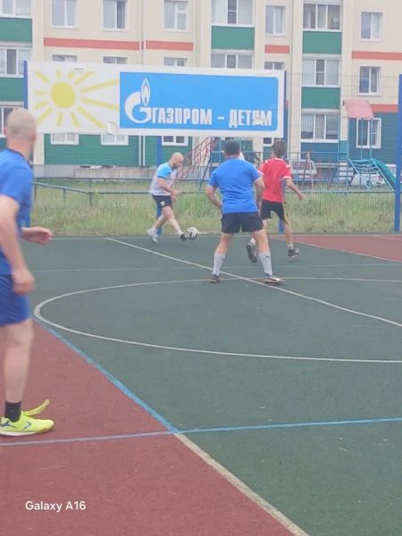 В Стрежевом сотрудники полиции устроили для несовершеннолетних, состоящих на профилактическом учете и несовершеннолетних, посещающих летние оздоровительные площадки товарищеский матч В Стрежевом сотрудники полиции устроили для несовершеннолетних, состоящих на профилактическом учете и несовершеннолетних, посещающих летние оздоровительные площадки товарищеский матч