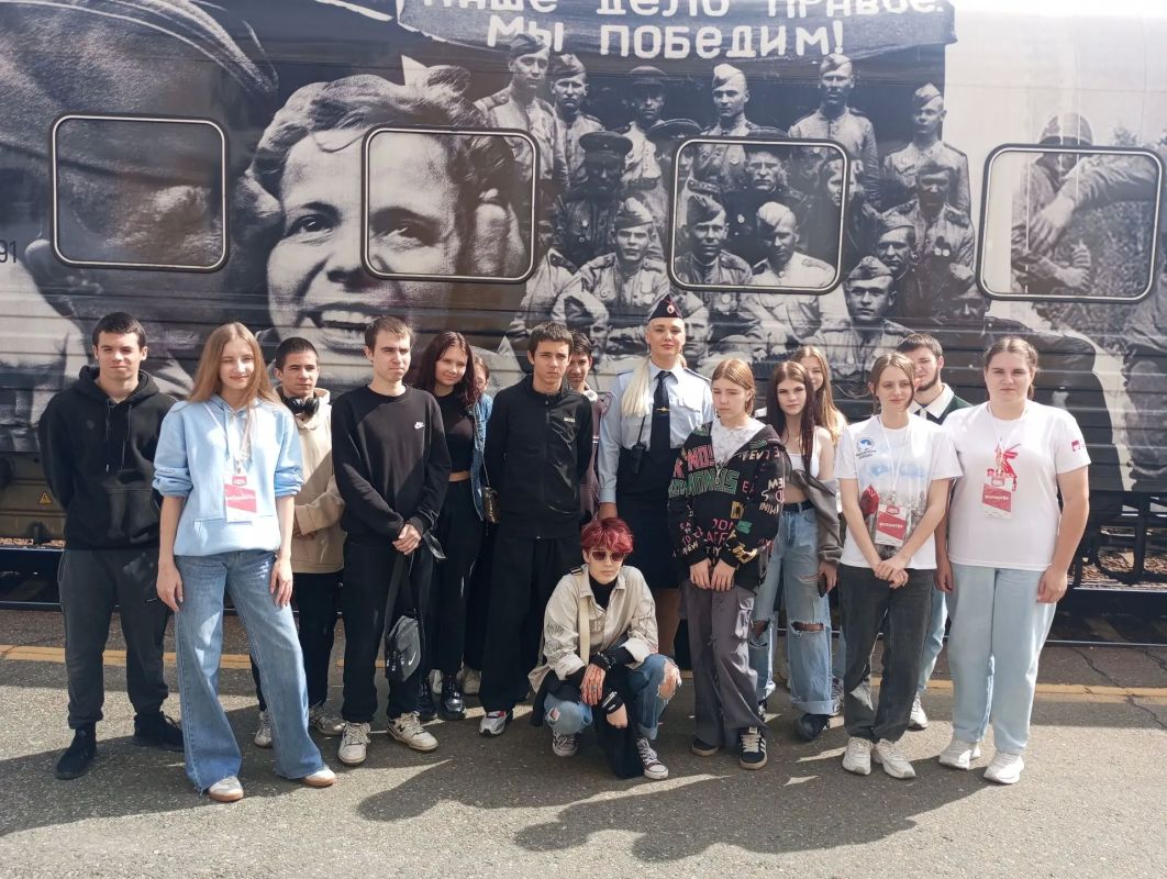 В Томске сотрудники транспортной полиции провели для детей экскурсию на «Поезде Победы» В Томске сотрудники транспортной полиции провели для детей экскурсию на «Поезде Победы»