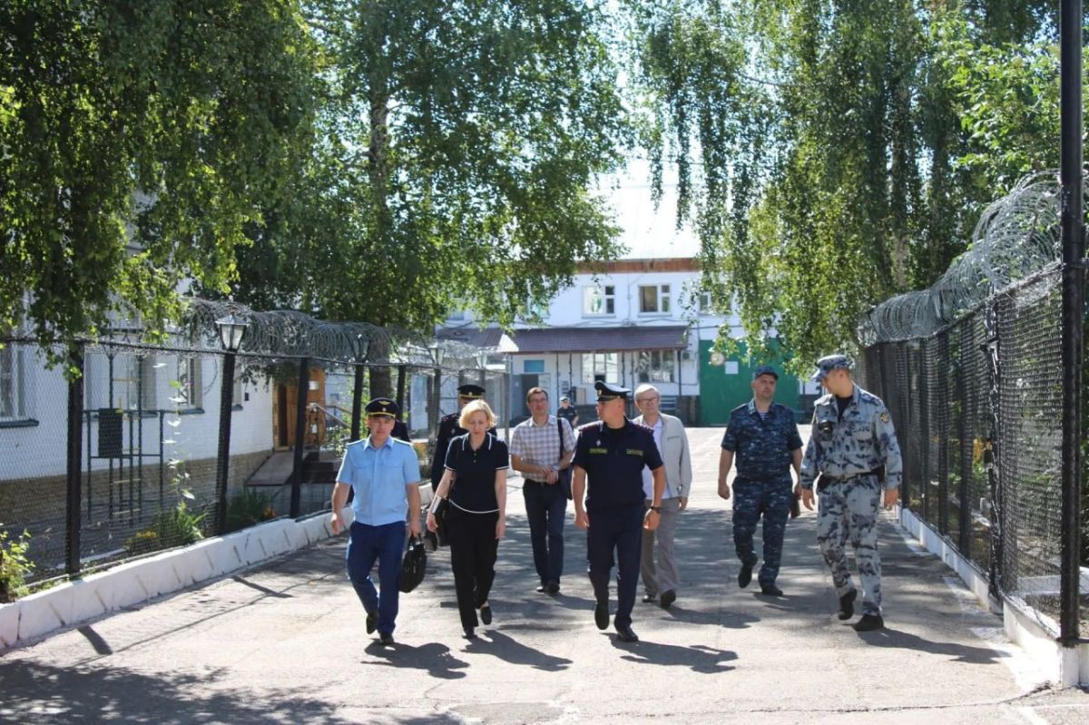 Томский прокурор по надзору за соблюдением законов в исправительных учреждениях области Илья Соколов вместе с региональным омбудсменом Еленой Карташовой посетили лечебное исправительное учреждение Томский прокурор по надзору за соблюдением законов в исправительных учреждениях области Илья Соколов вместе с региональным омбудсменом Еленой Карташовой посетили лечебное исправительное учреждение